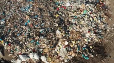 Güneşli bir günde büyük plastik atık yığınları şehir çöplüklerinde yatar. Ekolojik felaket ve doğa. Çevresel sorun hava görüntüsü
