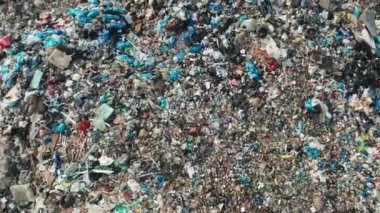 Büyük bir plastik çöp yığını ve atıklar kırsal alandaki kentsel çöplüklerde yatıyor. Ekolojik felaket ve çevresel kirlilik hava görüntüsü