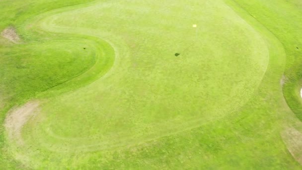 Velké prázdné místo připravené pro hraní golfové hry za slunečného letního dne. Velké golfové hřiště s jasně zelenou trávou v krajině letecký pohled