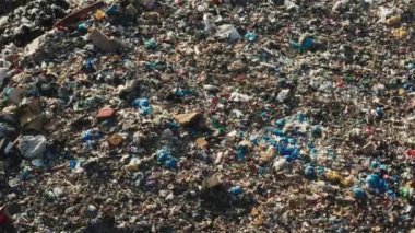 Plastik atıklarla dolu şehir çöplüğü ve kırsal alanda ev çöplüğü. Küresel ekolojik felaket ve çevre koruma hava görüntüsü