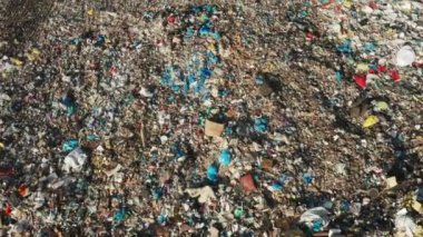 Plastik çöp ve atık yığınlarının yol açtığı ekolojik bir felaket. Güneşli bir günde kırsal alanda çöplük. Çevresel kirlilik hava görüntüsü