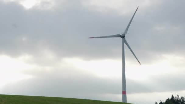 Větrný Mlýn Přeměňuje Větrnou Energii Pomocí Dlouhých Lopatek Rotující Lopatky — Stock video