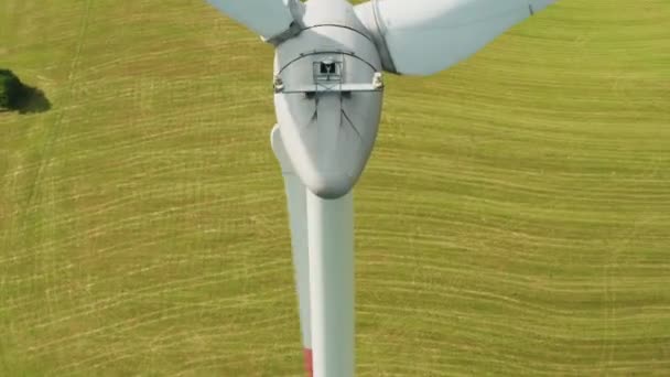 Збільшити Камери Пропелер Вітряка Полі Горами Фоні — стокове відео