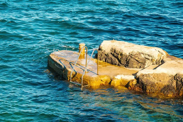 Metal Ladder Swimmers Descending Sea Small Rock Sunlight Stone Pier — Foto Stock