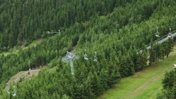 Functioning Chairlift Drives Hill Slope Green Forests Huge Resort Complex — Stockvideo