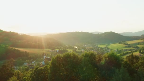 Sun Sets Boundless Forestry Mountains Highland Small Village Houses Scattered — Vídeo de Stock