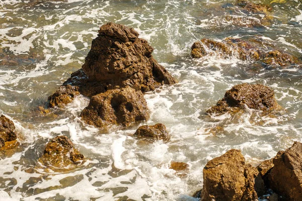 Маленькие Океанские Волны Разбивающиеся Скалы Мелководном Побережье Время Прилива Ярком — стоковое фото