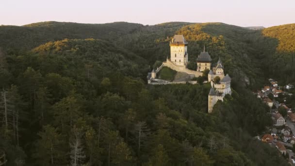 Fly Karlstejn Castle Surrounded Forest Sun Rays Historic Building Former — 图库视频影像