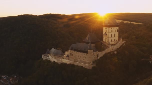 Amazing Aerial Shot Historic Karlstejn Castle Fortress Standing Hill Sunlight — 비디오