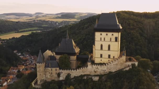 Aerial Shot Ancient Medieval Karlstejn Castle Standing Hill Czech Republic — Stockvideo