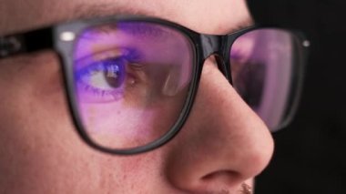 Gözlüklü adam monitöre bakıyor. Google 'da yansıma.