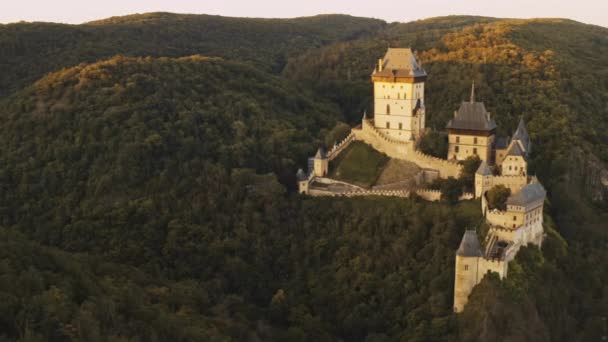 Fly Karlstejn Castle Surrounded Forest Sun Rays Historic Building Former — 비디오