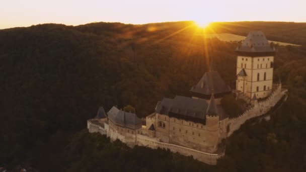 Karlstejn Castle Fortress Hill Sunset Zoom Out Camera Panoramic View — 비디오