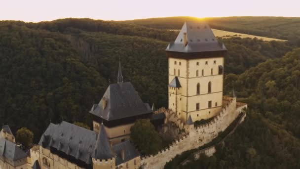 Aerial Shot Ancient Medieval Karlstejn Castle Standing Hill Czech Republic — 비디오