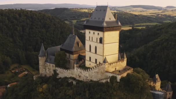 Panoramic View Gothic Karlstejn Castle Surrounded Forest Hills Sunset — 비디오