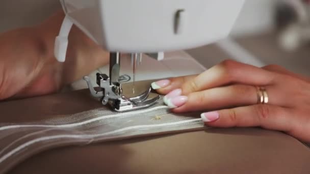 Жінка Працює Швейній Машині Швачка Тримає Деталі Одягу Пришиває Візерунок — стокове відео