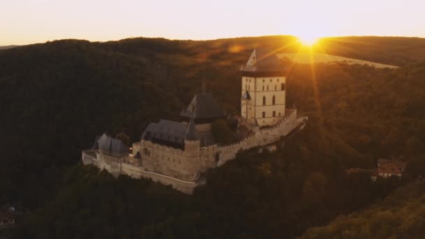 Amazing Aerial Shot Historic Karlstejn Castle Fortress Standing Hill Sunlight — Wideo stockowe
