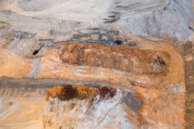 Tepedeki doğal kaynakların madenciliği için taş ocağı, hava manzarası.