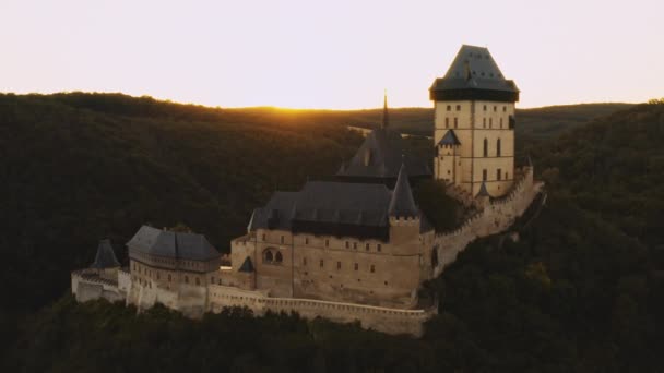 Château Karlstejn Forteresse Sur Colline Coucher Soleil Voler Autour Bâtiment — Video