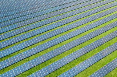 Yeşil enerji üretimi için bir alandaki güneş panelinin havadan görünüşü. Ucuz elektrik veya elektrik kaynakları kavramında fiyat artışı 