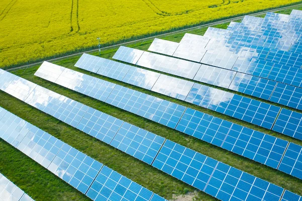 Long Rows Sun Panels Built Green Field Innovative Photovoltaic Solar — Foto de Stock