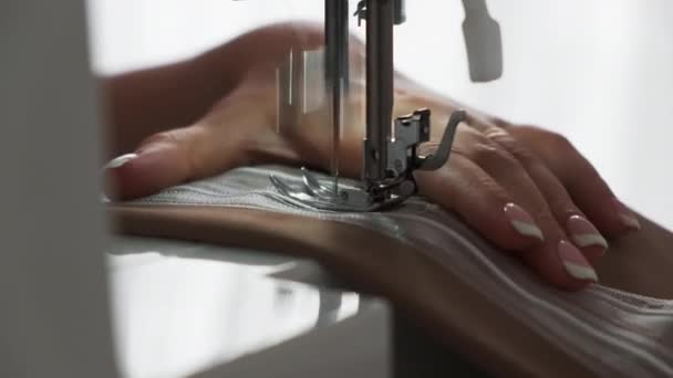 Krawcowa Manicure Szyje Biały Detal Automatycznej Maszynie Kanalizacja Tworzy Nową — Wideo stockowe