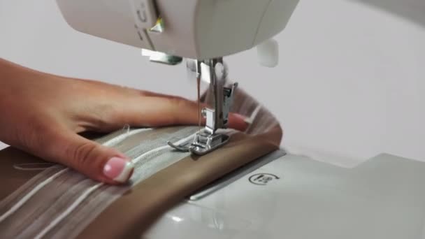 Seamstress Trabalha Máquina Costura Segurando Padrão Fita Para Fixar Roupas — Vídeo de Stock