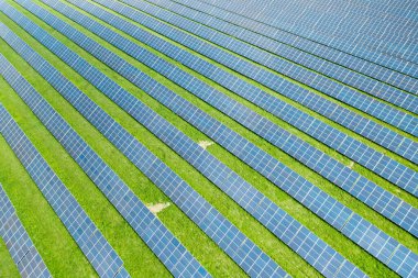 Yeşil enerji üretimi için bir alandaki güneş panelinin havadan görünüşü. Ucuz elektrik veya elektrik kaynakları kavramında fiyat artışı 