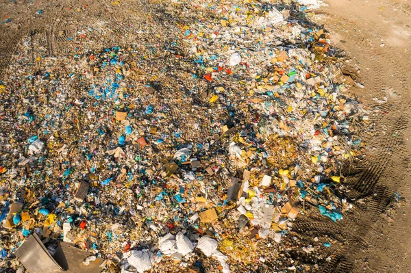 공장에서 나오는 한양의 플라스틱 폐기물때문에 이일어난다 하늘을 배경으로 쓰레기 처리장 — 스톡 사진