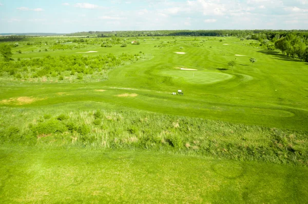 高さからゴルフコースの距離からの眺め ゴルフのための緑のフィールドと砂のバンカー — ストック写真