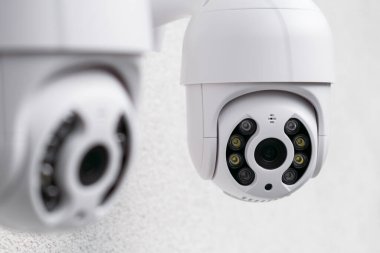 Küçük IP kamerası dışarıyı gözetliyor. Mülkü ve insanları korumak için video kaydediyorum. Olayların çevrimiçi çevrimiçi çevirisi