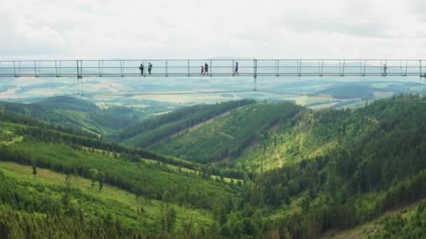 Suspensão Sky Bridge Com Turistas Sobre Canyon Atração Conecta Colinas — Vídeo de Stock