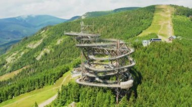 Dolni Morava 'daki yeşil dağlık alanda bulunan Sky Walk kulesi. Yaz gününde aşağı yol ve asma köprü hava manzarası