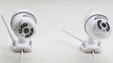 Yuvarlak IP kameraları müşterilerin iş merkezini ziyaret edişinin videosunu çeker. Malı ve personeli kayıt cihazlarıyla koru