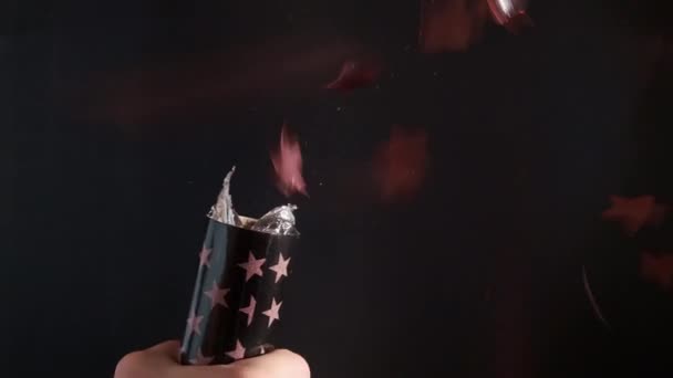 Person Spränger Konfetti Från Svart Kex Med Rosa Stjärnor Rosa — Stockvideo