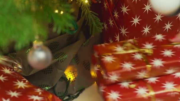 Persoon Verbergt Stapel Rode Geschenkdozen Met Gouden Linten Onder Versierde — Stockvideo