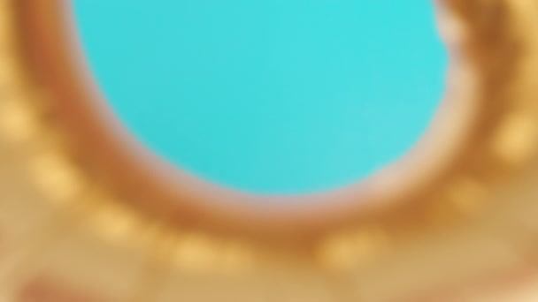 Gouden Ballon Vorm Van Nul Vliegen Vallen Een Blauw Oppervlak — Stockvideo