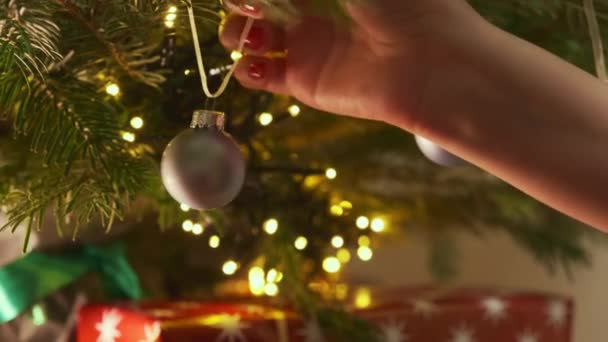 Persona Decora Las Bolas Colgantes Del Árbol Navidad Las Ramas — Vídeos de Stock