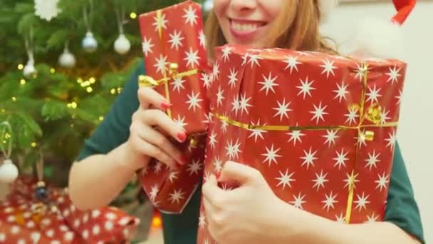 Mujer Pelirroja Disfruta Celebrando Navidad Sosteniendo Cajas Regalo Rojas Con — Vídeo de stock