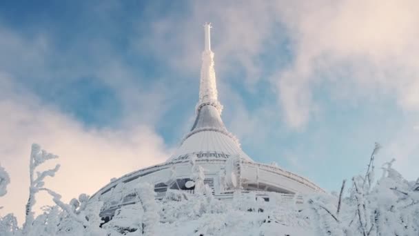 Flèche Géante Tour Jested Dans Brume Contre Ciel Bleu Avec — Video