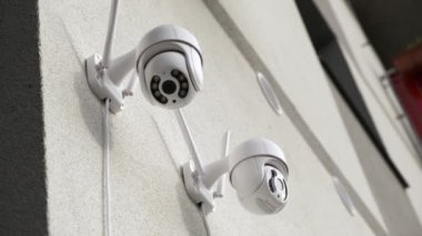 Özerk CCTV kameraları binanın alçak açılı duvarında asılı videoları kaydeder. Ofis ve daireyi korumanın basit bir yolu. Dijital teknoloji