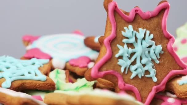 Pepparkakor Med Form Snöflingor Inuti Stående Hög Med Julkakor Snö — Stockvideo