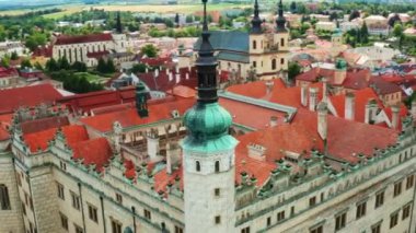 Litomysl 'deki tarihi şatonun yeşil kubbesi ve terracotta çatısı. Çek Cumhuriyeti 'nin ulusal mirası UNESCO hava görüşüne dahil
