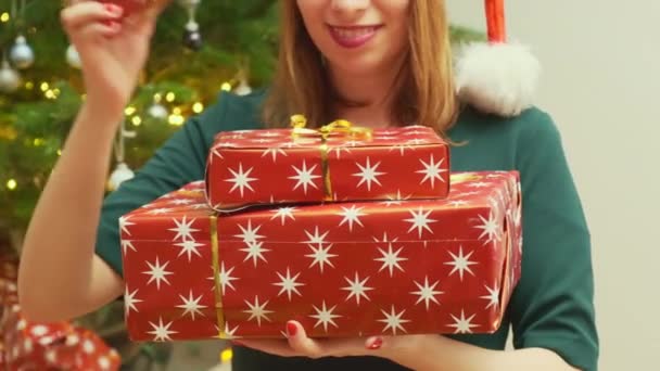 Kızıl Saçlı Kadın Bayramı Kutlamak Için Noel Ağacının Yanında Duran — Stok video