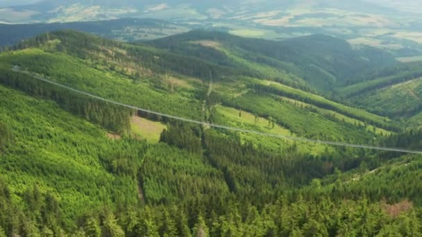 Longue Suspension Sky Bridge Dessus Canyon Avec Des Routes Sur — Video