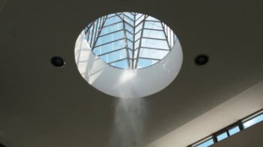 Şifalı su, spa merkezindeki cam tavana doğru sıçrıyor. Su damlacıkları inanılmaz gökyüzü manzaralı koridor tavanına yükseliyor.