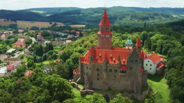Castelo Bouzov Gótico Com Telhado Terracota Construído Perto Aldeia Planalto — Vídeo de Stock
