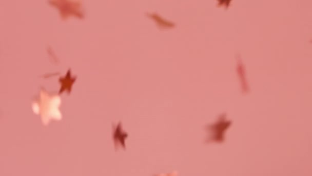 Brillantes Estrellas Rojas Doradas Sopladas Por Galleta Confeti Caen Suelo — Vídeo de stock
