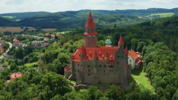 旧ブゾフ城はチェコ共和国の高地にある小さな町の近くに建てられました 晴れた日に緑に囲まれた古代の建物空中風景 — ストック動画