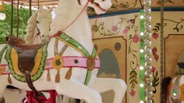 Lunaparkta ziyaretçi bekleyen çocuklar için Fransız atlıkarıncasında çalışıyorum. Atlı eski moda atlıkarınca güzel havalarda döner.
